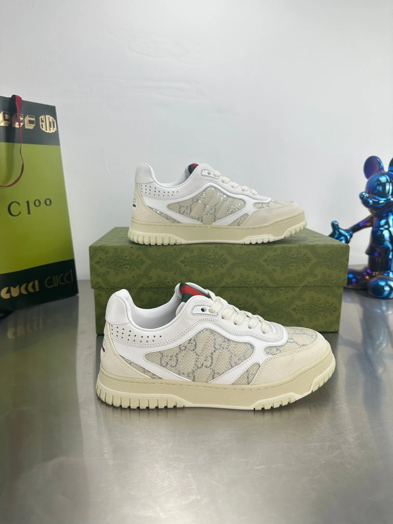 👟👟Ex-factory price 600👟👟 Gucci's latest hot-selling series of high and low-cut distressed couple's sneakers are shipped. The original version is purchased, developed and manufactured. This high-low top sneaker adopts a basketball-style silhouette design, cleverly integrated with hollow panels and distressed effects, showing its unique ingenuity. The ingenuity incorporates brand logo details such as interlocking Double G styling accessories and Gucci lettering, a low-key tribute to the brand's design heritage. Exquisite packaging at the delivery counter 🛍📦 ▪️ Fabric: Original customized imported first-layer cowhide ▪️ Inner lining: Imported first-layer cowhide ▪️ Sole: Original molded TPU sole ▪️ Sole thickness: 3cm ▪️ Size: 35-46 (Male 38 46 customized)